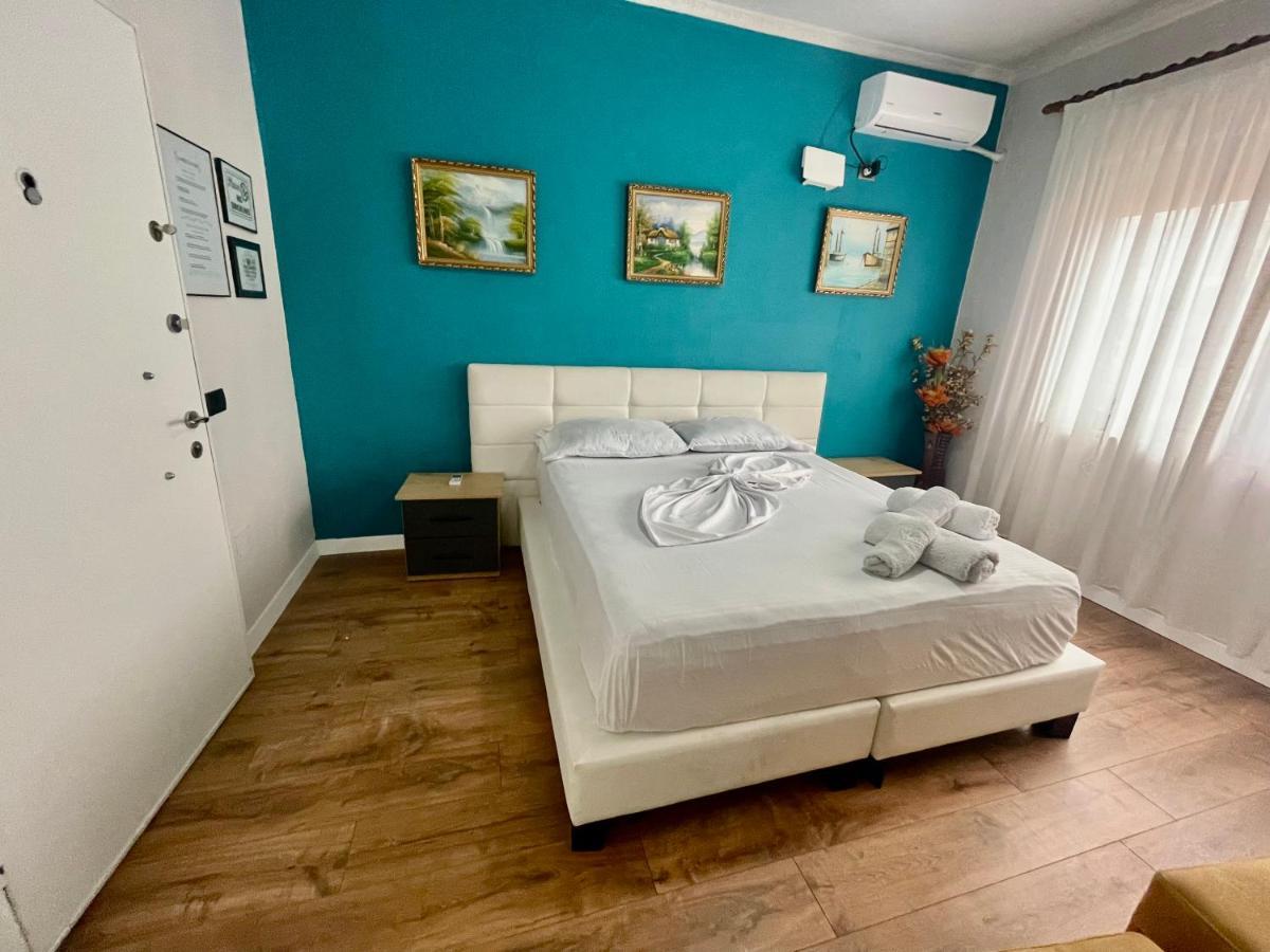 Central Room Private Entry And Bathroom Tirana Exterior foto