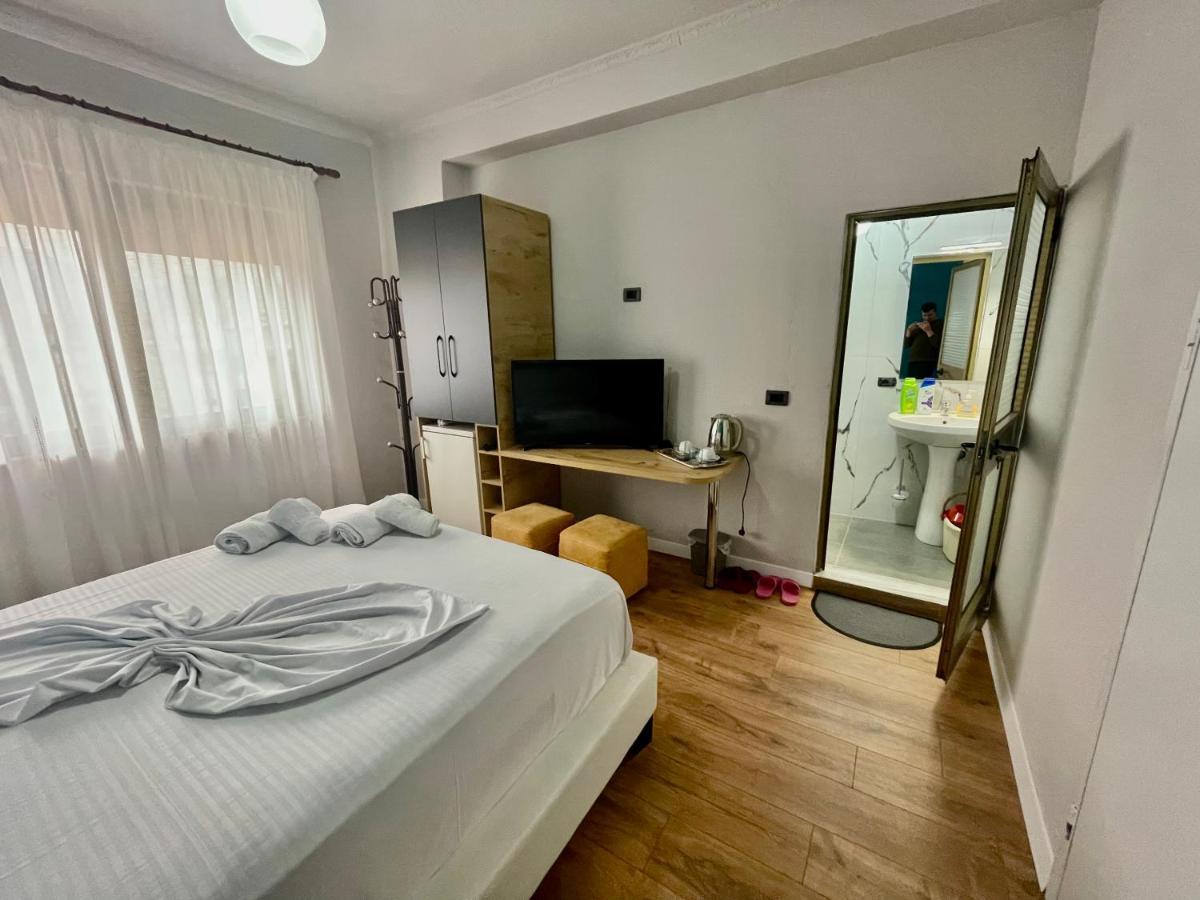 Central Room Private Entry And Bathroom Tirana Exterior foto