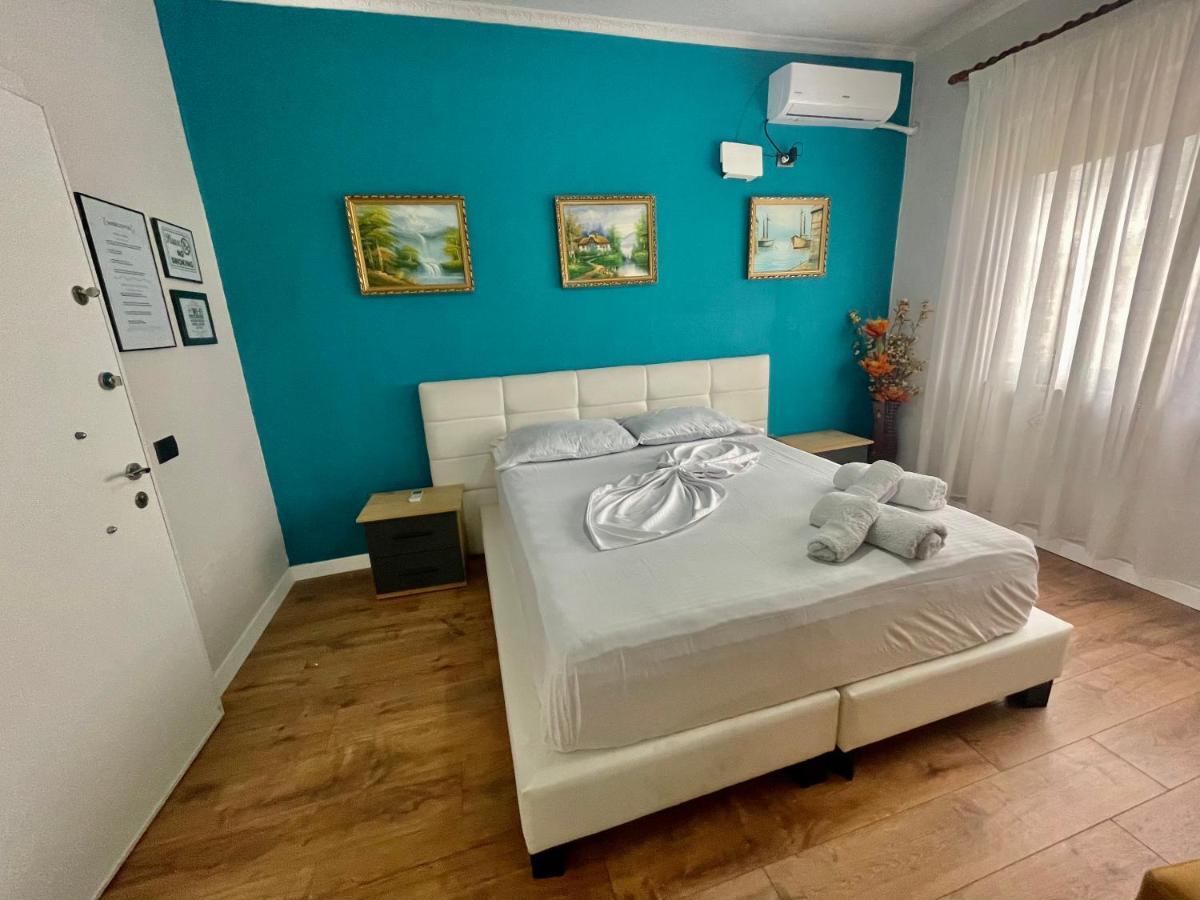 Central Room Private Entry And Bathroom Tirana Exterior foto