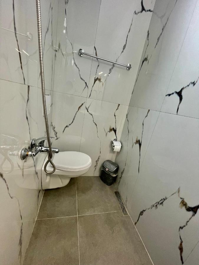 Central Room Private Entry And Bathroom Tirana Exterior foto