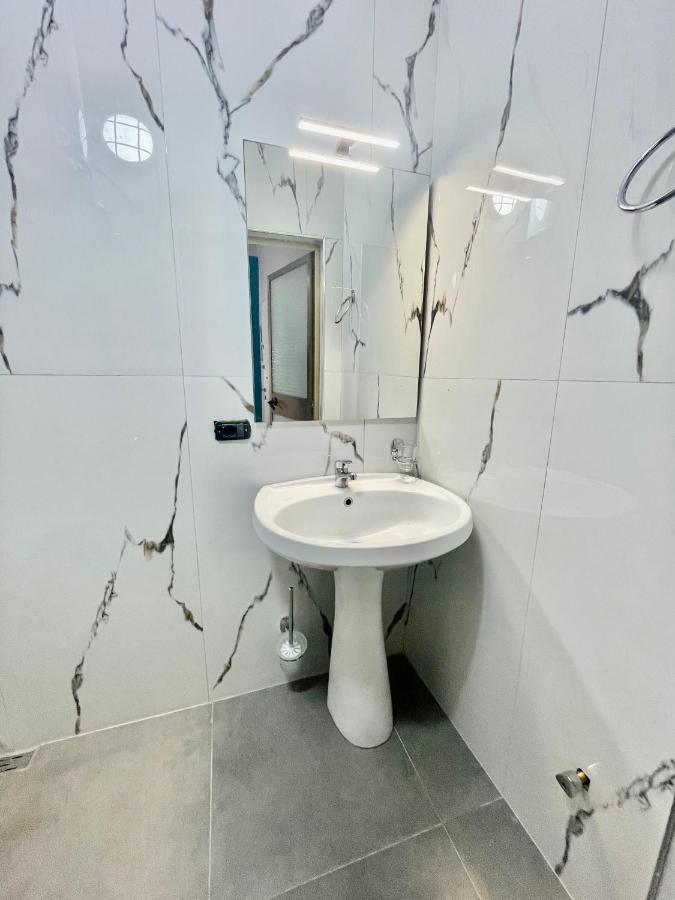 Central Room Private Entry And Bathroom Tirana Exterior foto