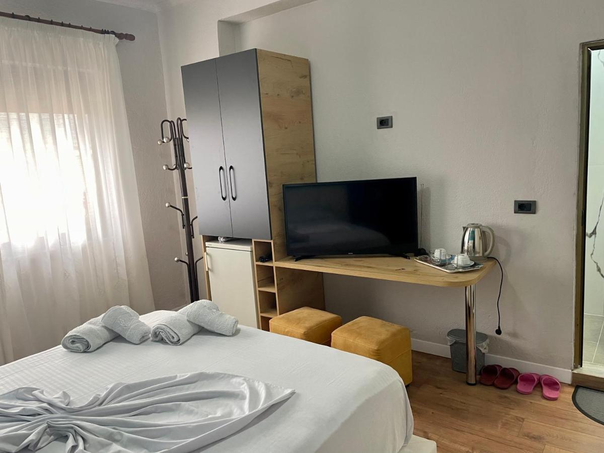 Central Room Private Entry And Bathroom Tirana Exterior foto