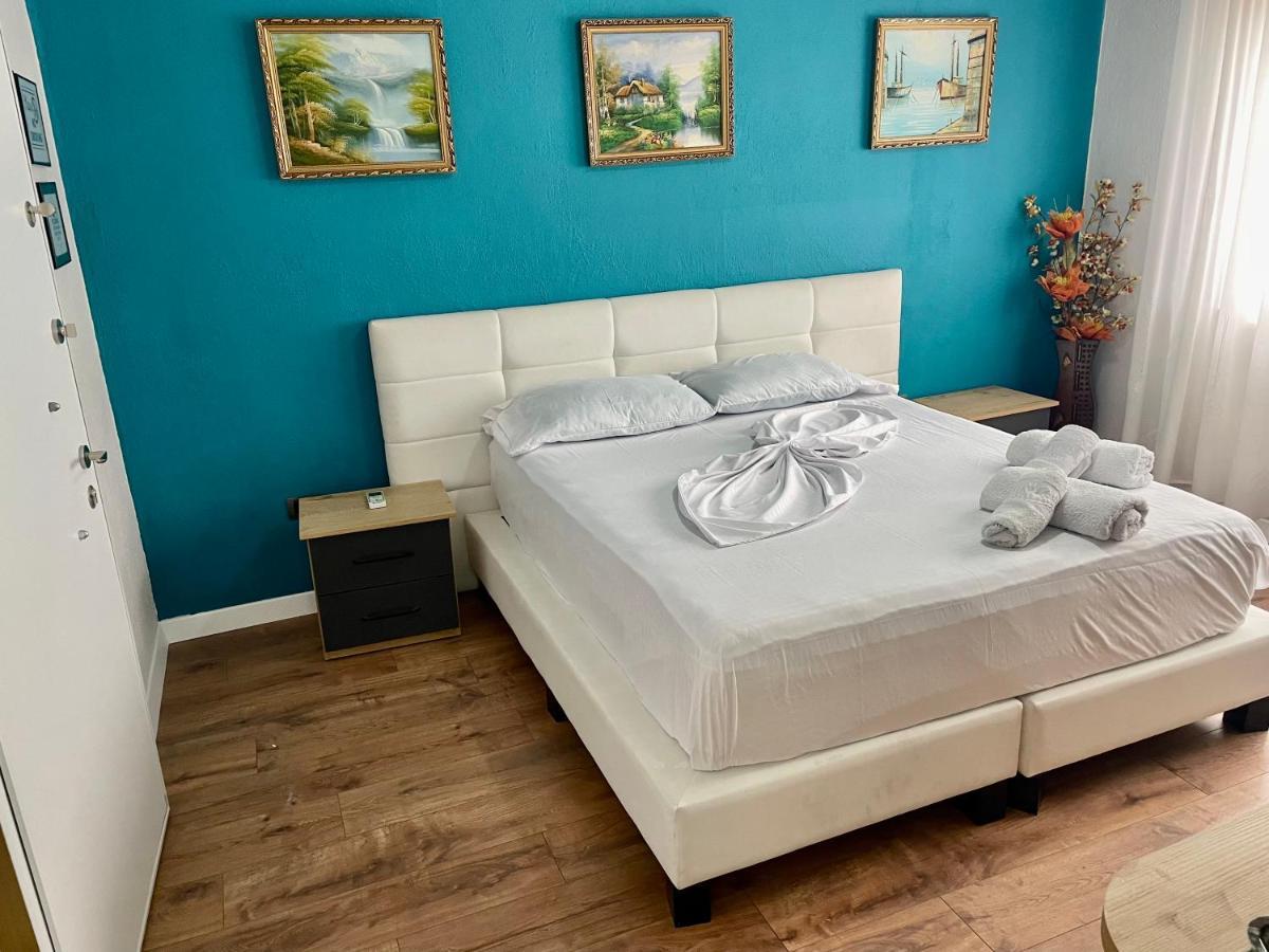 Central Room Private Entry And Bathroom Tirana Exterior foto
