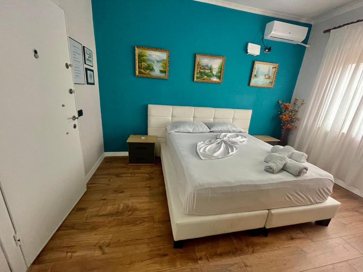Central Room Private Entry And Bathroom Tirana Exterior foto