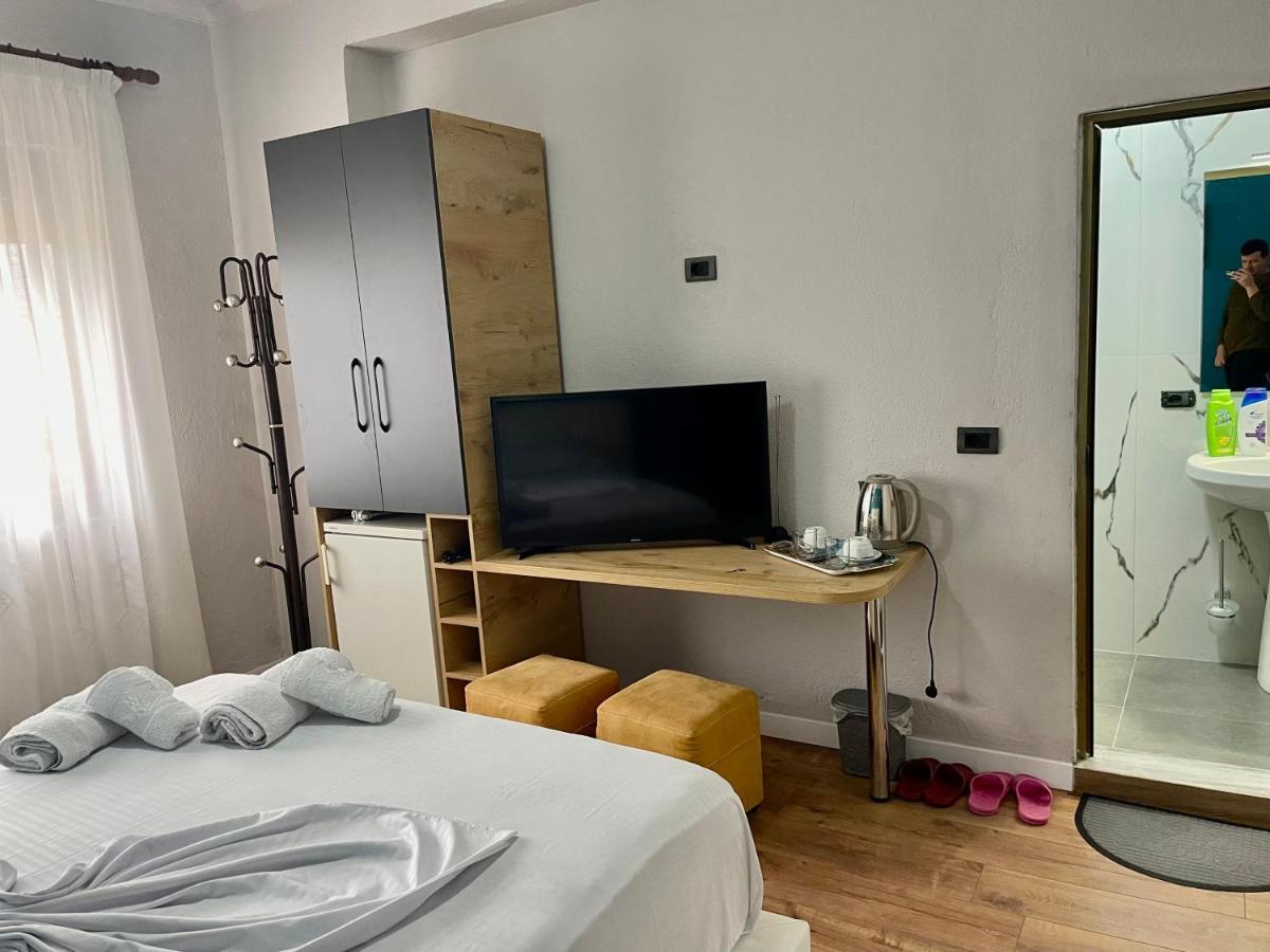 Central Room Private Entry And Bathroom Tirana Exterior foto