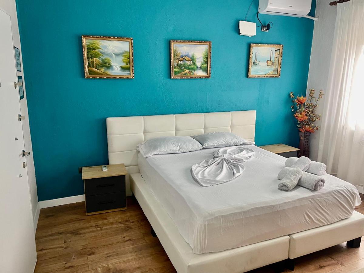 Central Room Private Entry And Bathroom Tirana Exterior foto